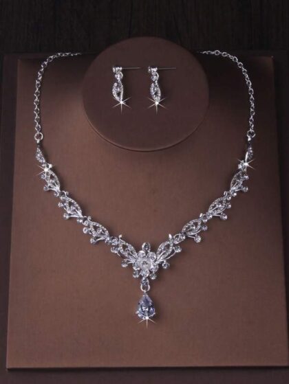 《時を纏う輝き》ヴィンテージ・クリスタルジュエリーセット（ネックレス＆イヤリング）